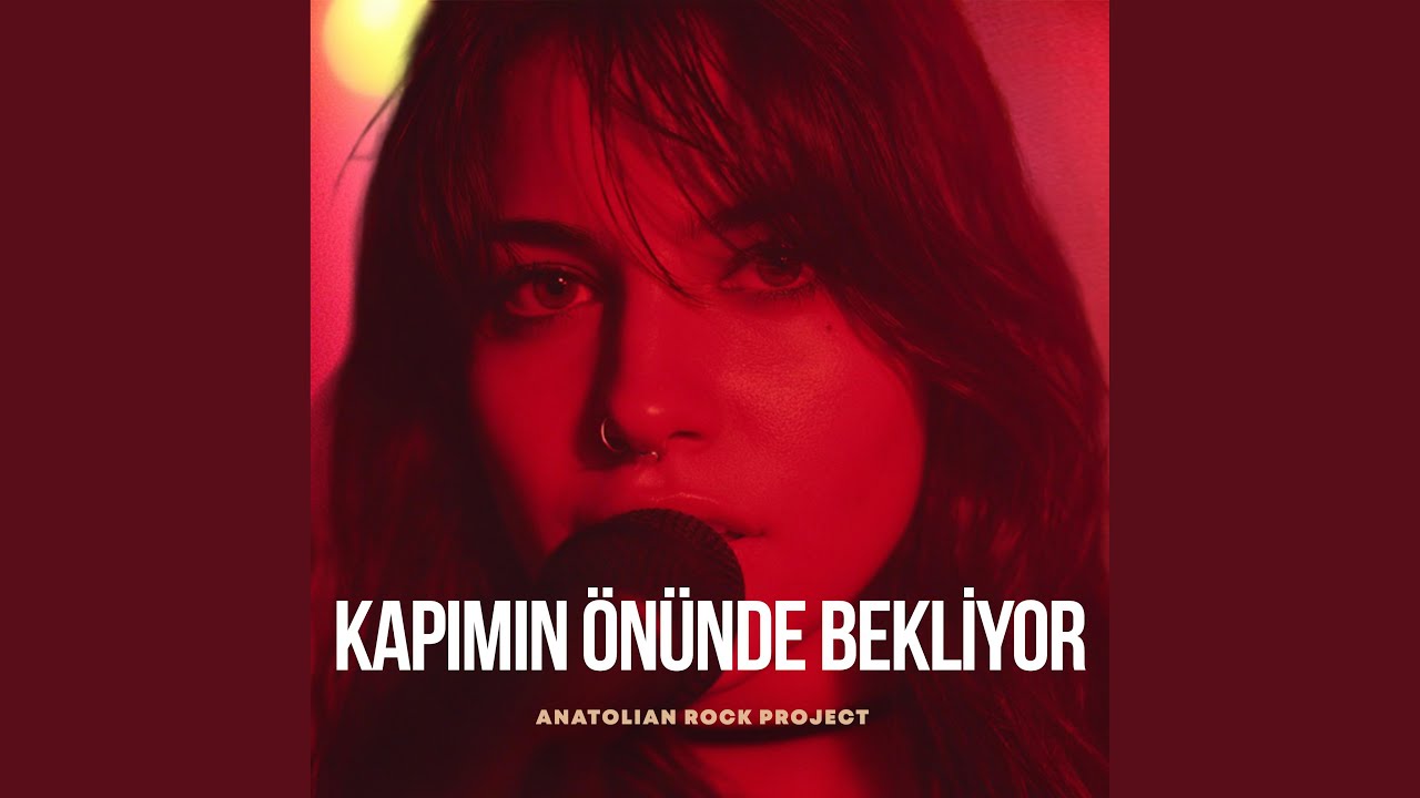 Kapımın Önünde Bekliyor