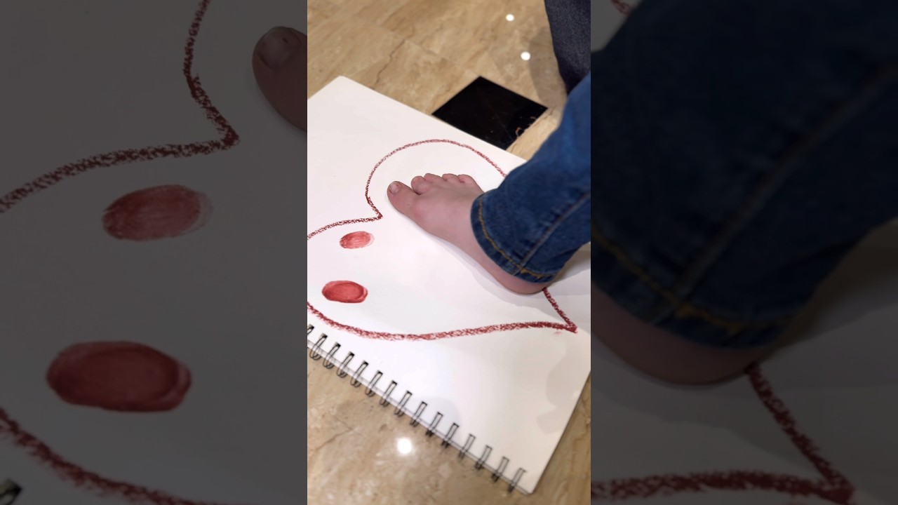 لينو بصمت معنا في رجلها 😅