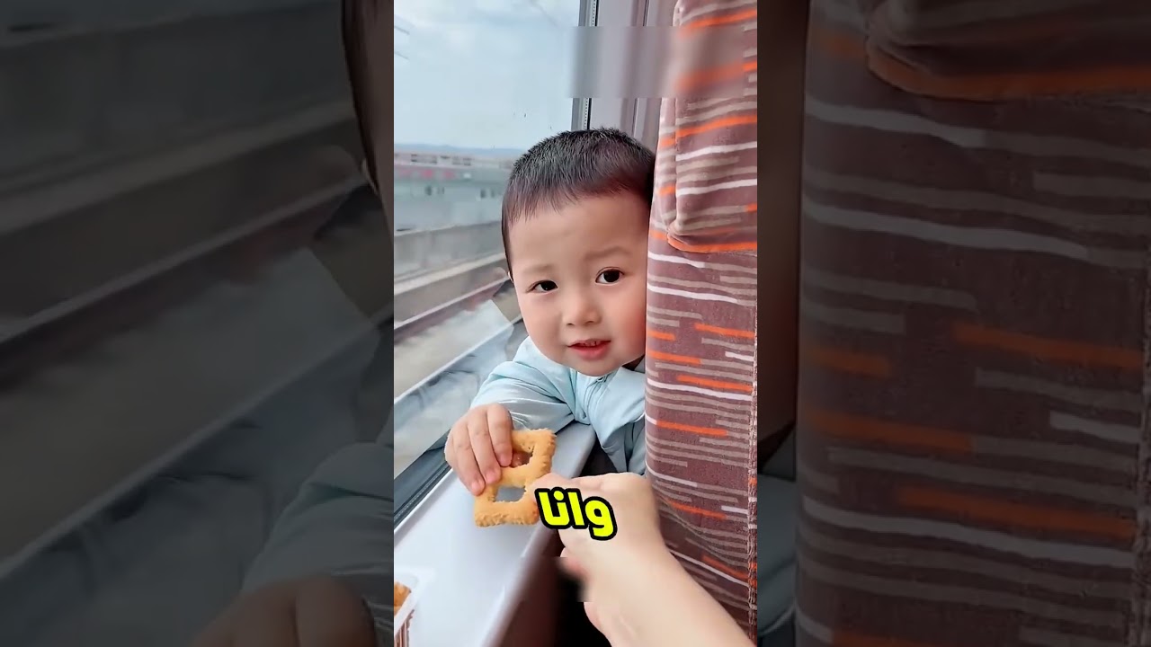 موقف مضحك في القطر البسكوتة وعلبة اللبن 😆