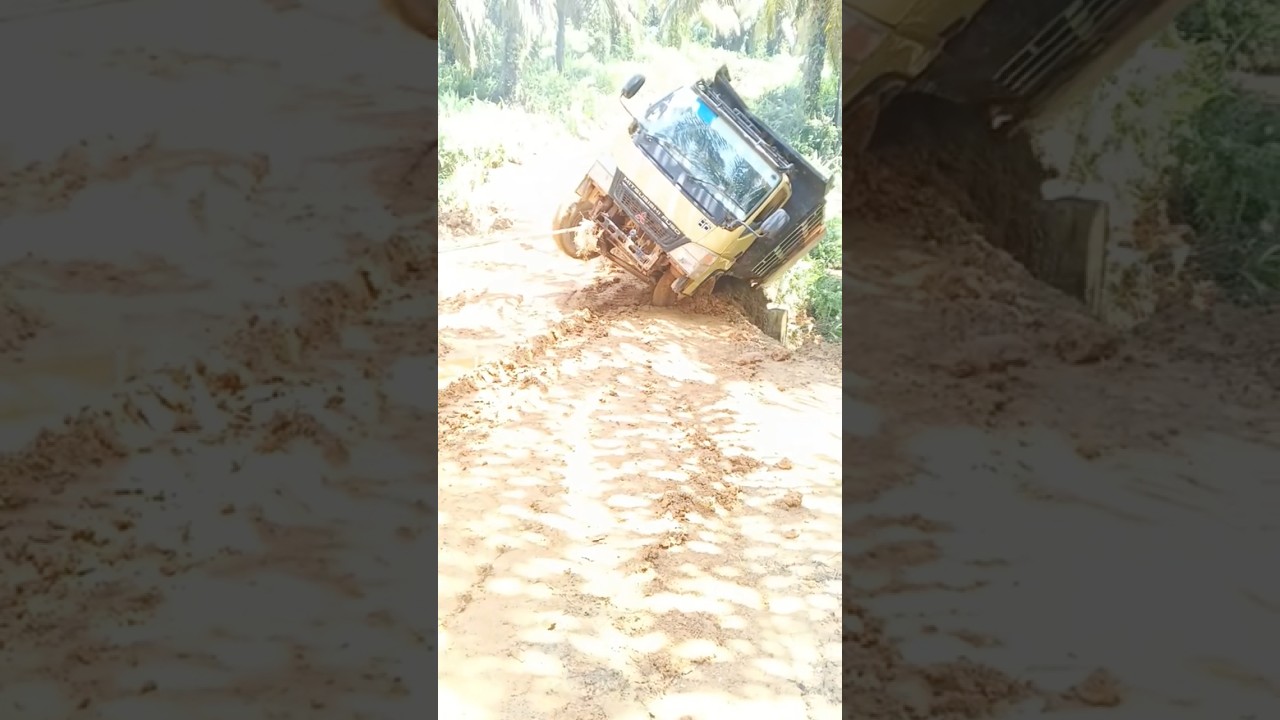 This Truck is Trying to Kiss the Earth! 💋🚜[Truknya Lagi Mau Sungkem Sama Bumi!] #shorts