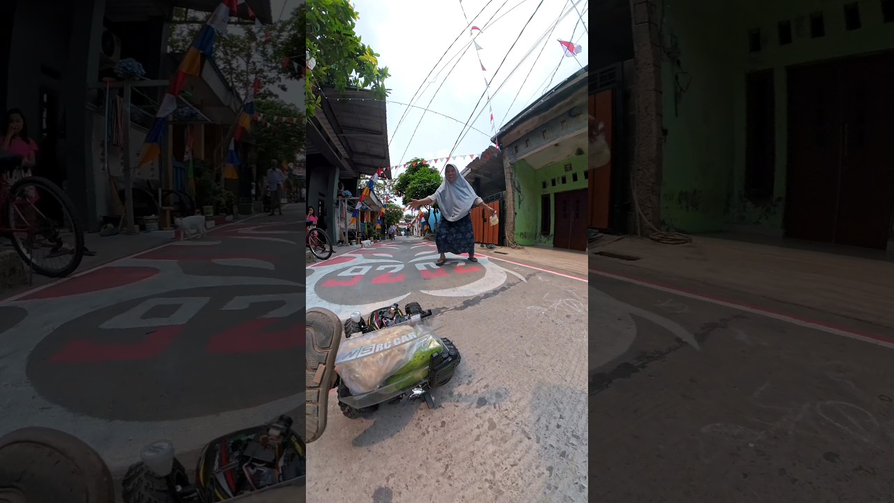 sepertinya kedua emak-emak ini satu frekuensi deh😆