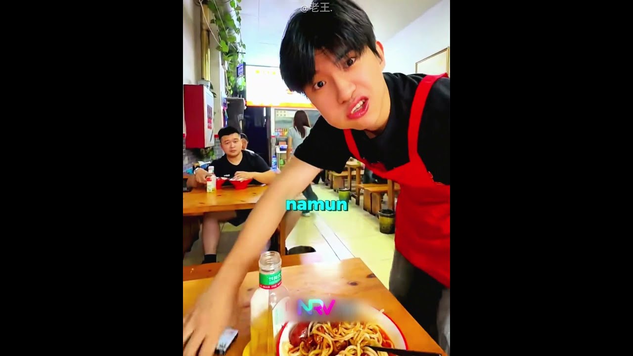 Saat Mengambil Satu Suap dari Makanan Temannya 😂🍜