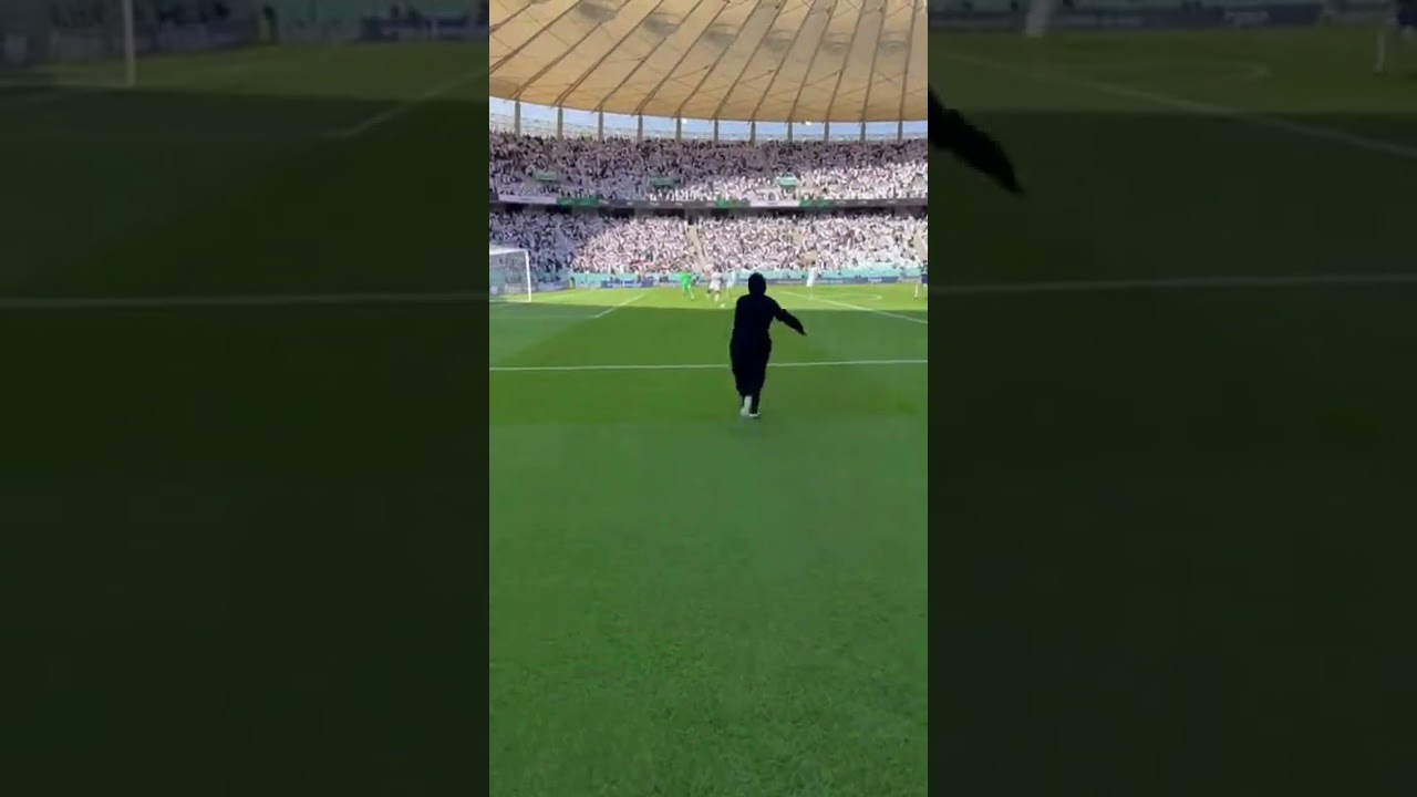 أجمل ردة فعل لمشجعة في الملعب! 😂❤️ #اكسبلور #السعودية #ضحك #كوميديات #shorts