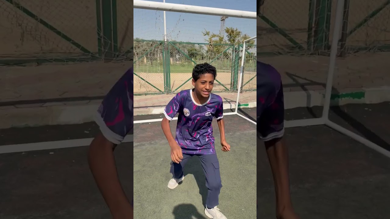 ‏لاعب كرة القدم الصغير يجيب أخته داخل الملعب والمدرب يطلعها برة ￼