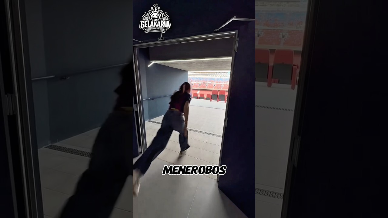 Bola Ditendang dari Luar Stadion, Tapi Apa yang Terjadi Setelahnya?!