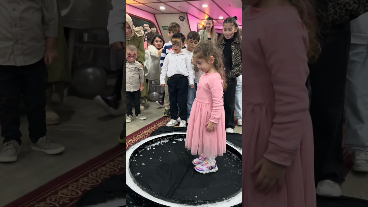 Abimle birlikte köpüklü suyun içine girdik çok eğlenceliydi