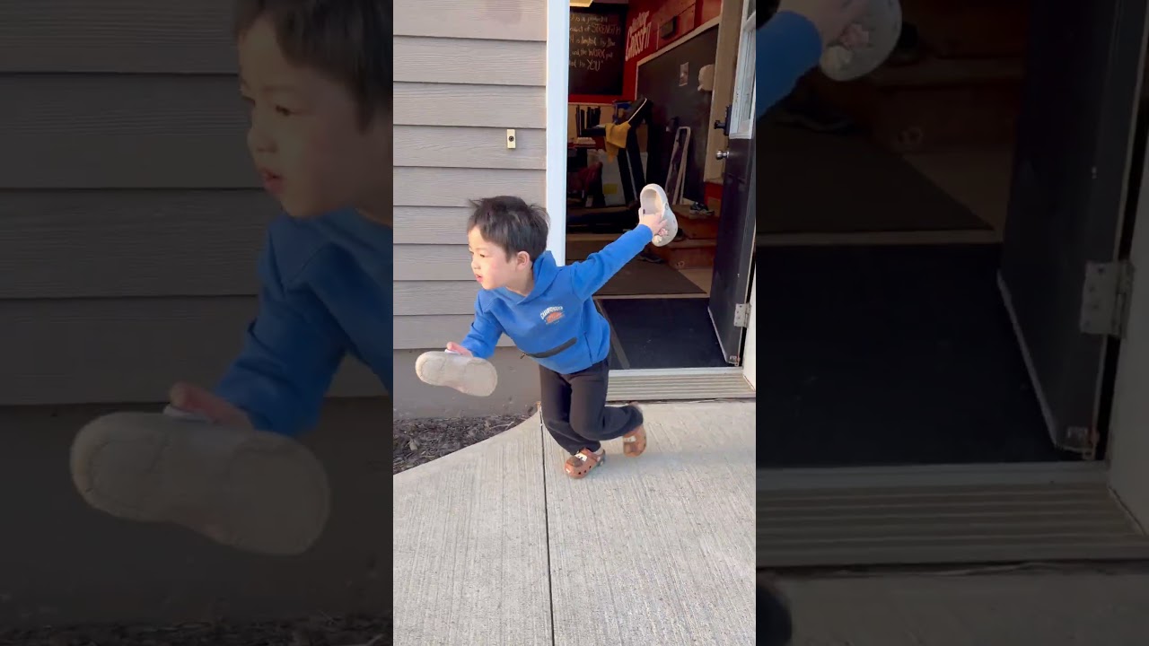 Sister always ready to help baby brother 👶🏻❤️👧🏻🤣