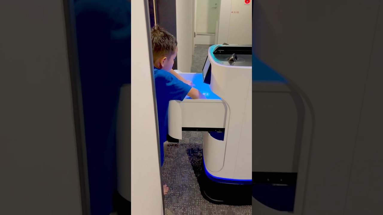 Hah robot hotel nyasar habis anter snack buat Keizo⁉️