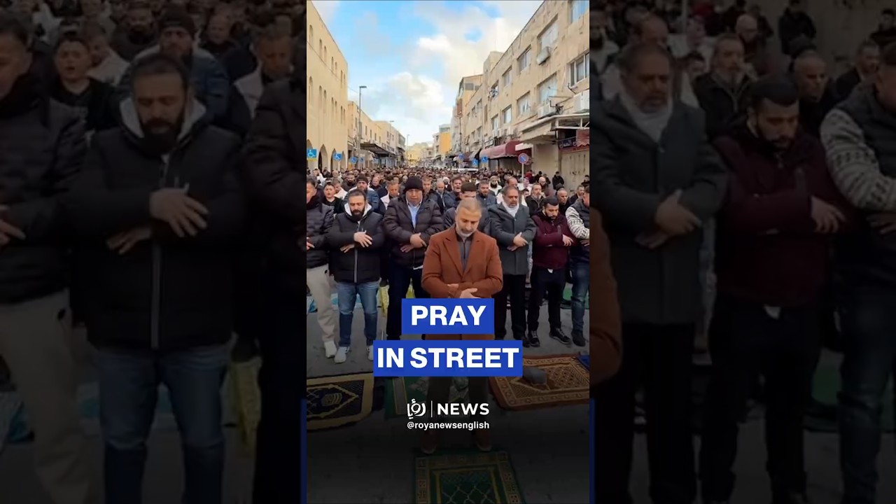Jerusalem residents defy Al-Aqsa closure, pray in street