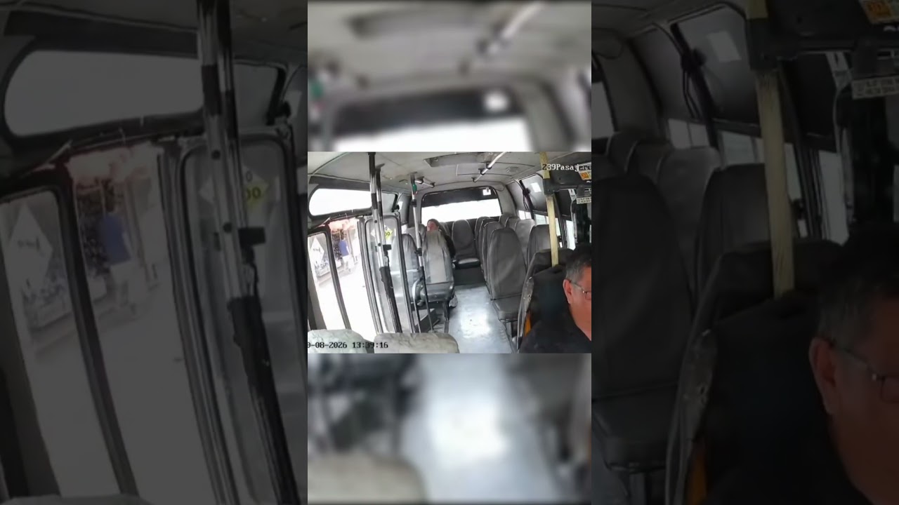 Motorista de ônibus na Colômbia esqueceu de fechar a porta e salvou a vida de um motociclista