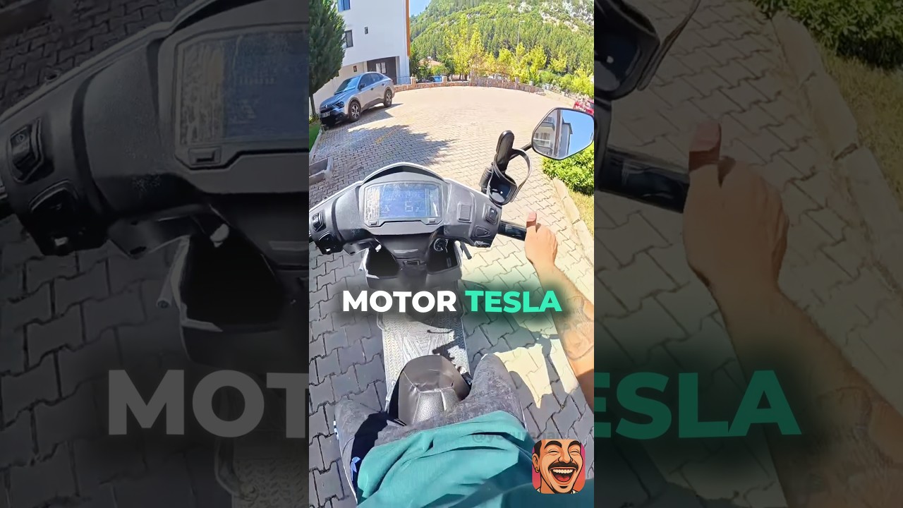 Sahibini gezintiye çıkaran motor 😂