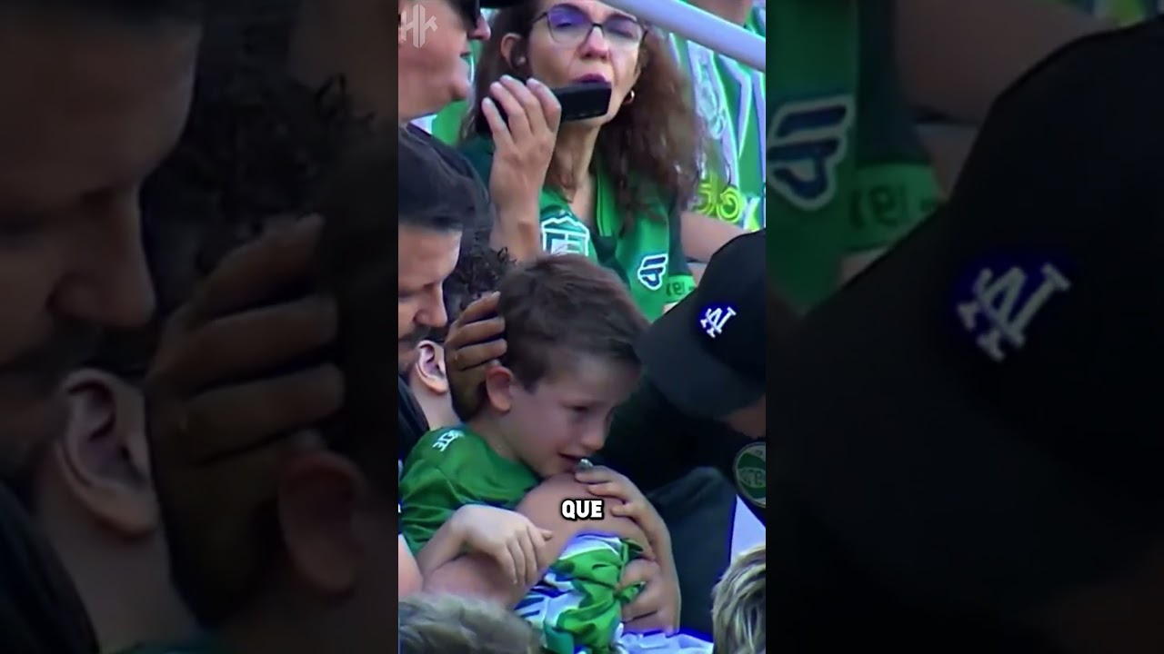 Esse garoto foi atacado na arquibancada só porque pediu a camisa do rival.
