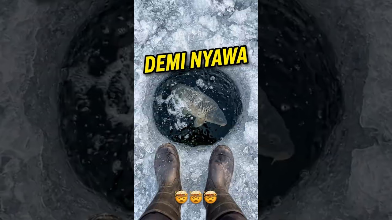 Kenapa Orang Ini Memompa Udara ke Bawah Es? Ternyata Bukan untuk Memancing!
