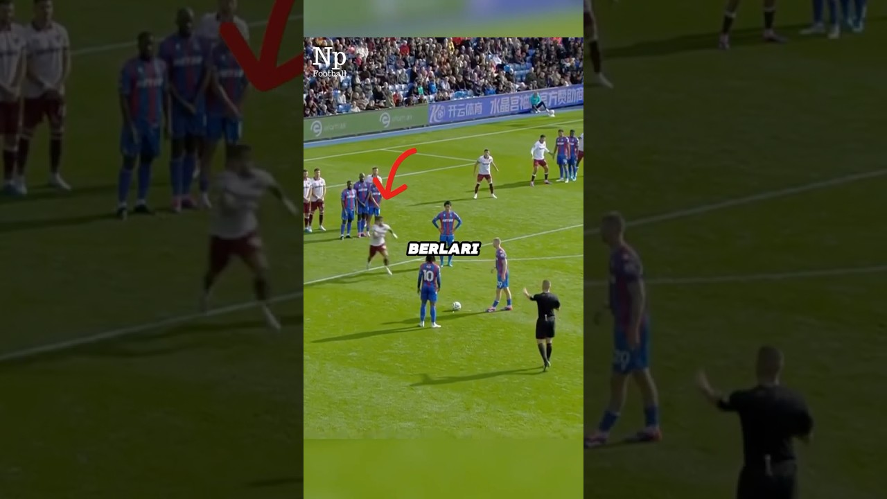 Mengapa pemain ini tiba-tiba merebut bola saat tendangan bebas?#shorts