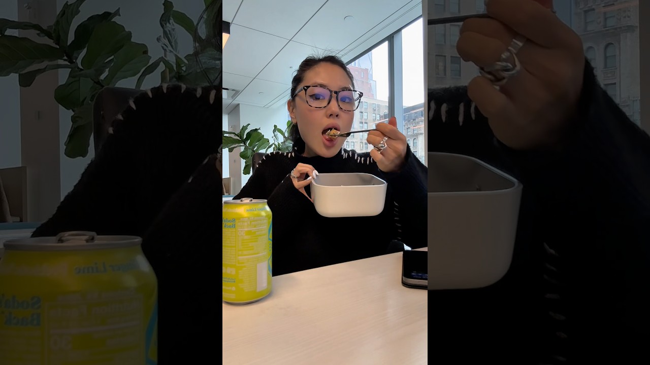 what I eat in a day at my 9-5 👩🏻‍💻
