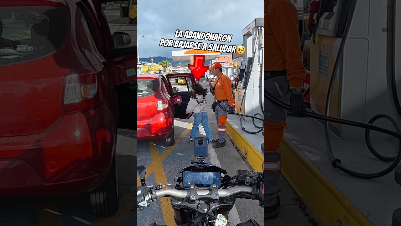 La ABANDONARON por bajarse del carro 😔 #risas #biker #diversion #motos #humor