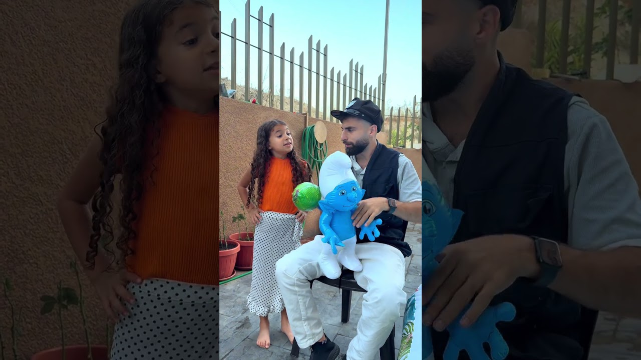 سنفور طفل صغير يتلعم السباحة