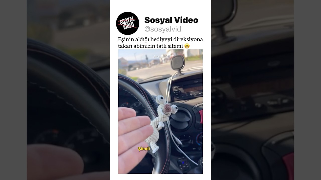 Eşinin aldığı hediyeyi direksiyona takan abimizin tatlı sitemi 😁