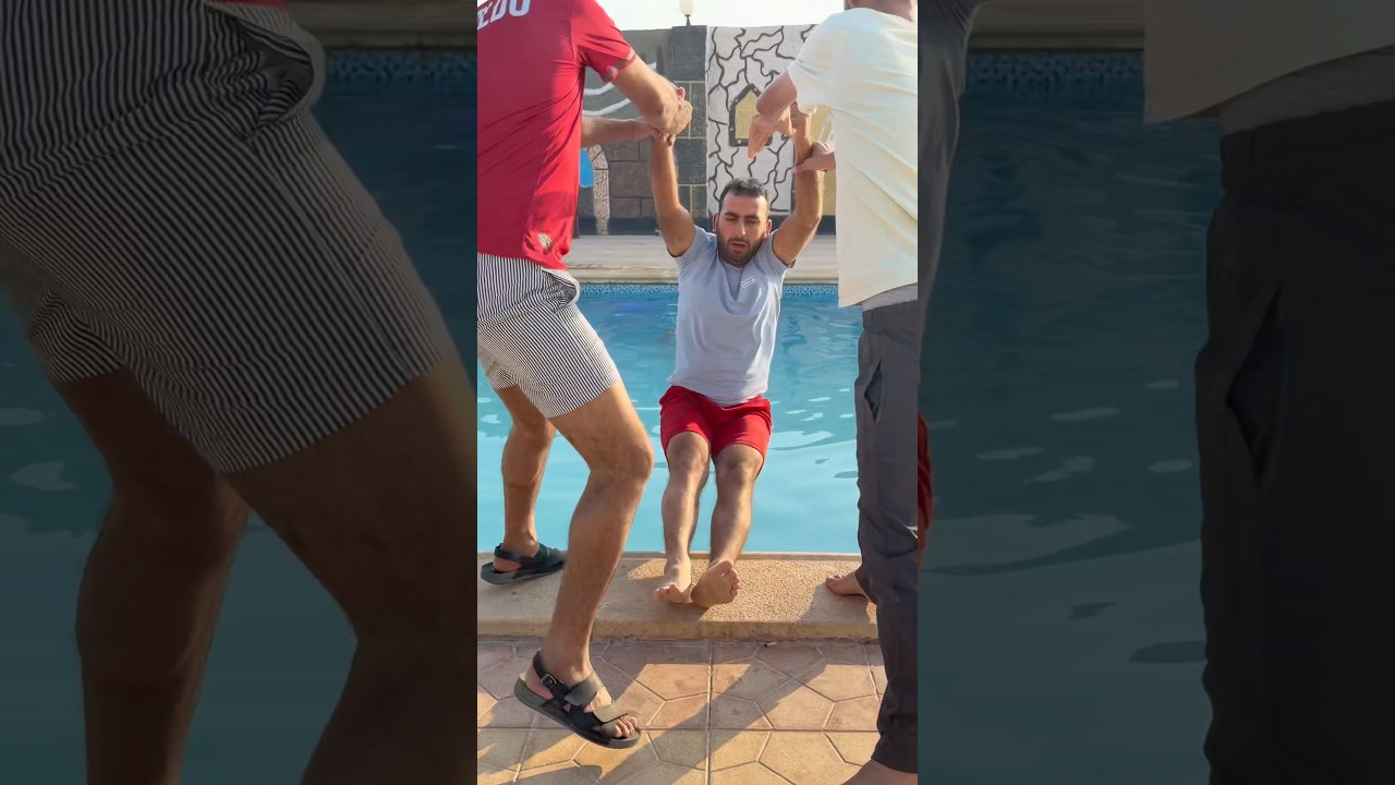 عجب مين الغبي يلي مابيعرف يسبح🏊نهاية غير متوقعة😂#shorts