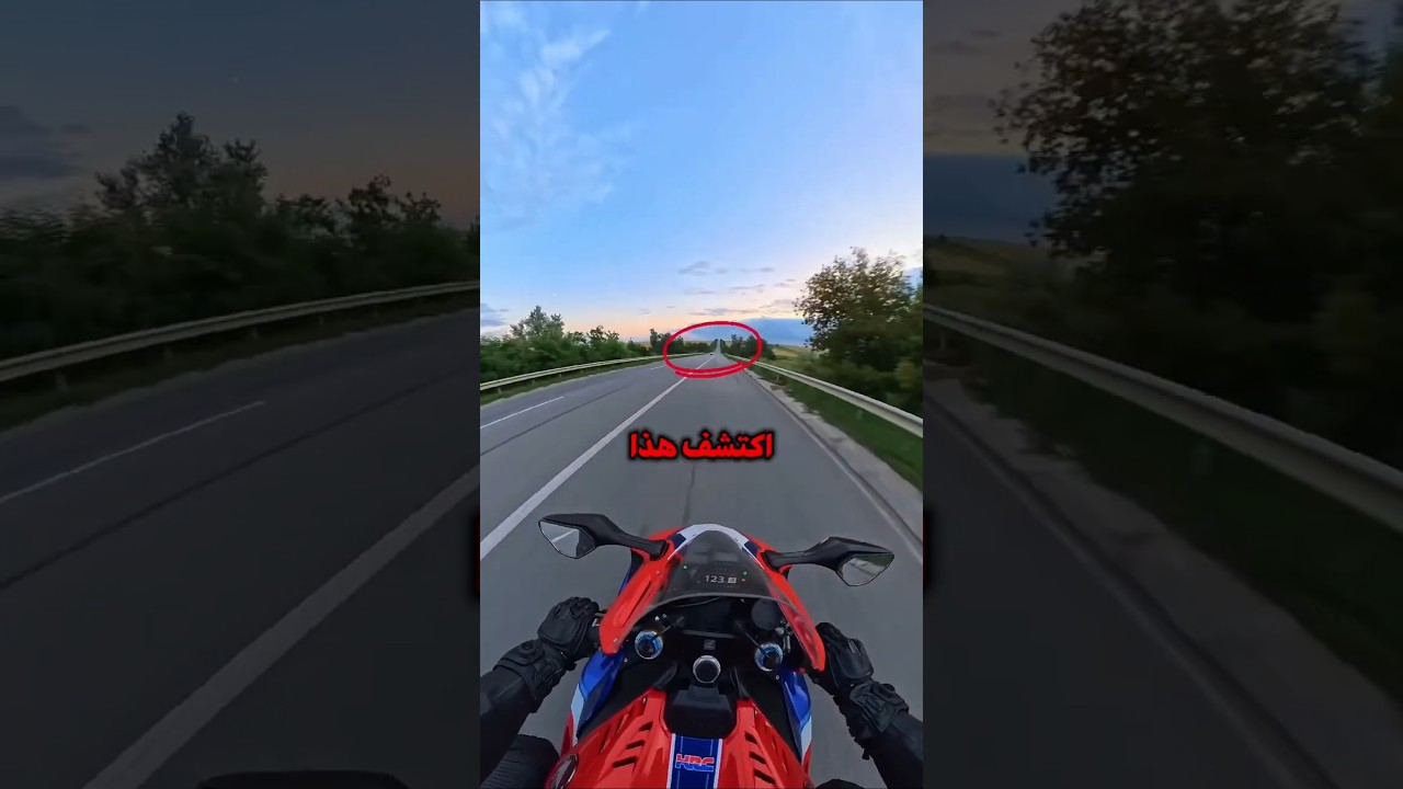 دراج يصادف سيارة أحلامه فقرر مطاردتها! Credit: kekshub/ig and BlackkRider/yt