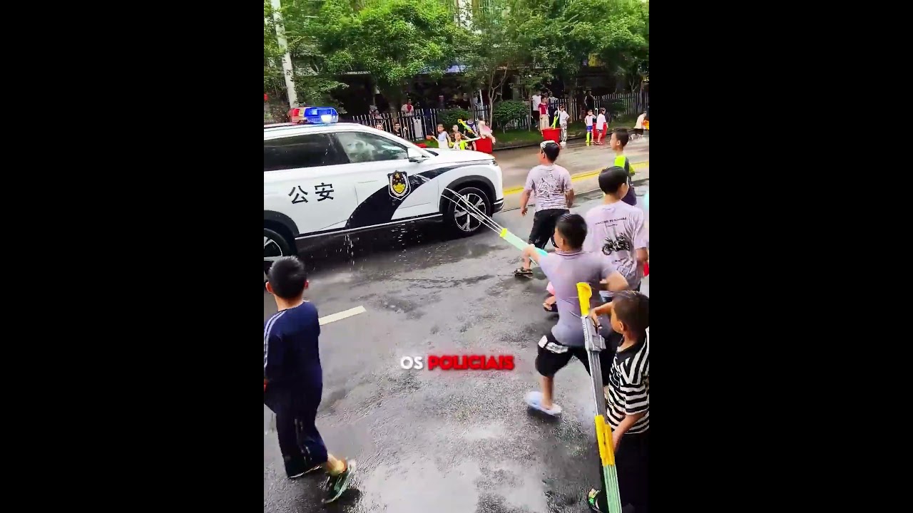 Os policiais brincaram com as crianças 🚓