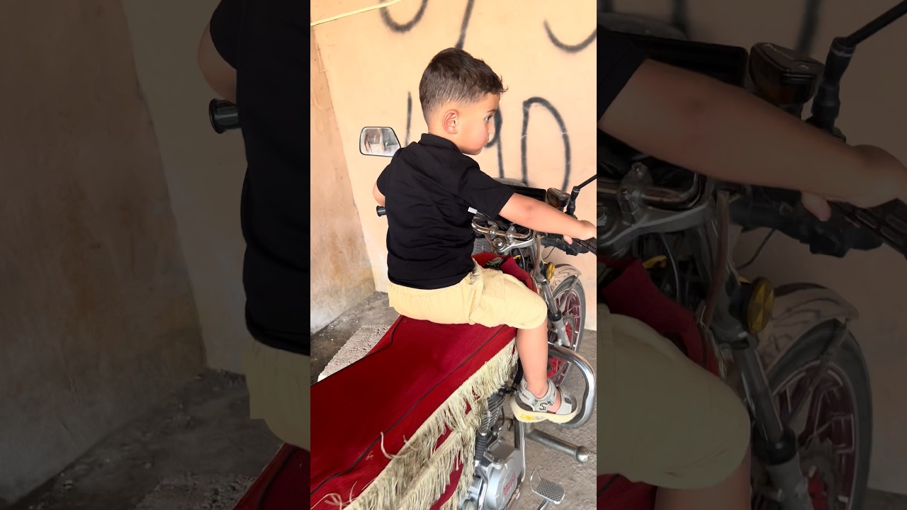 ميني. محمد مع ماطور سكل جديد.