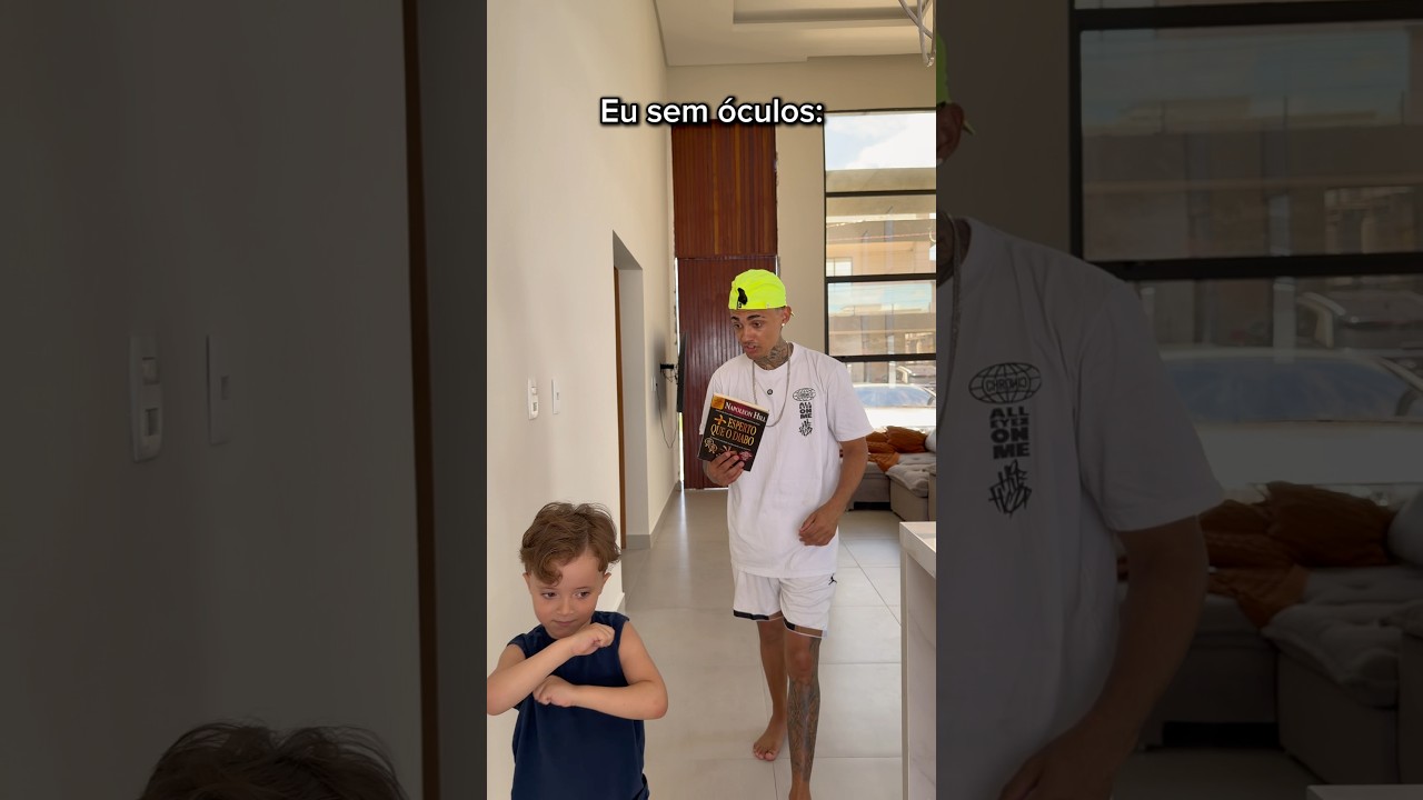 A vida da pessoa que usa óculos😂