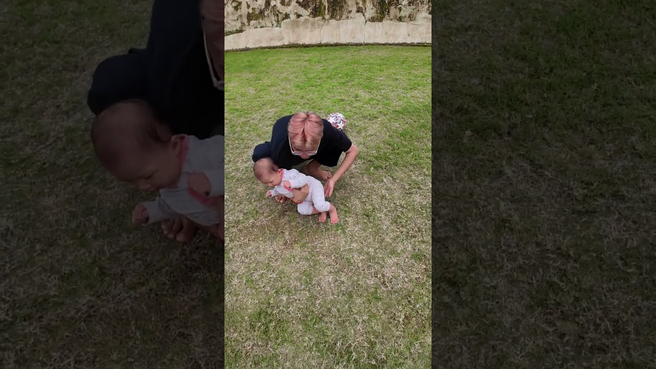 bayi nangis jalan di rumput!