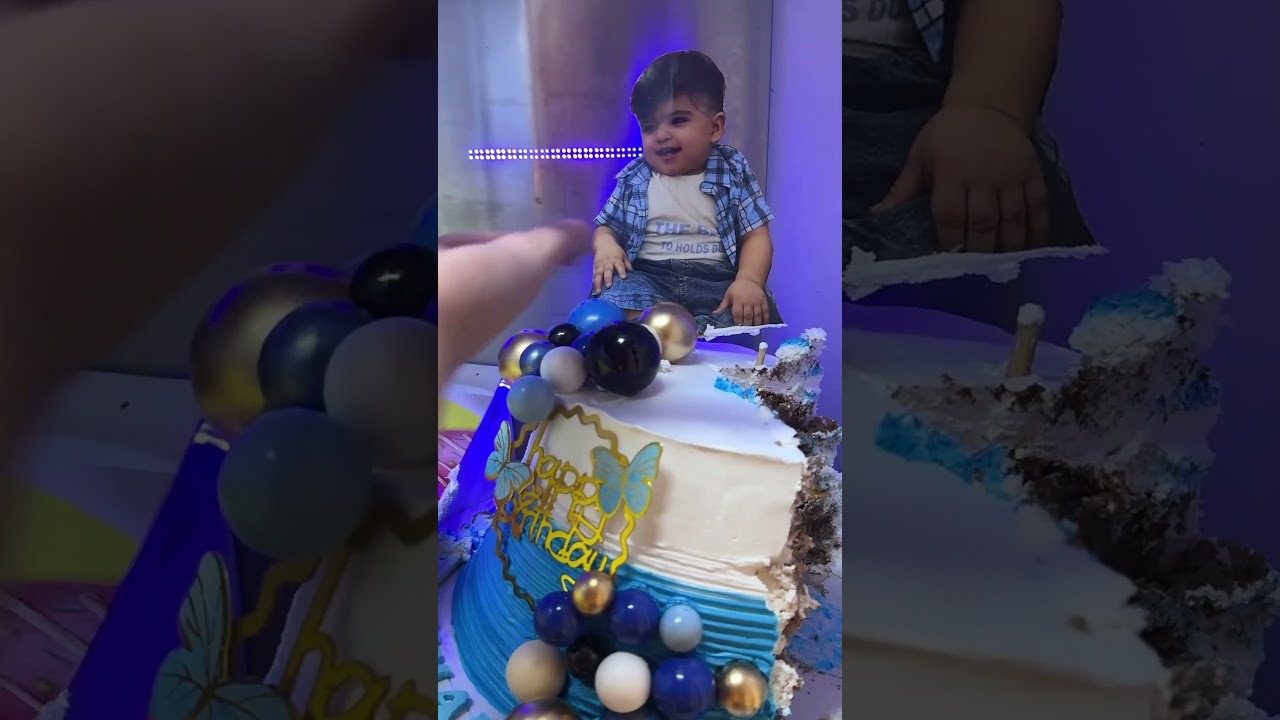 قلت باخذ قطعة صغيرة… وانتهت الحفلة وأنا آكل نص الكيكة 😂🎂