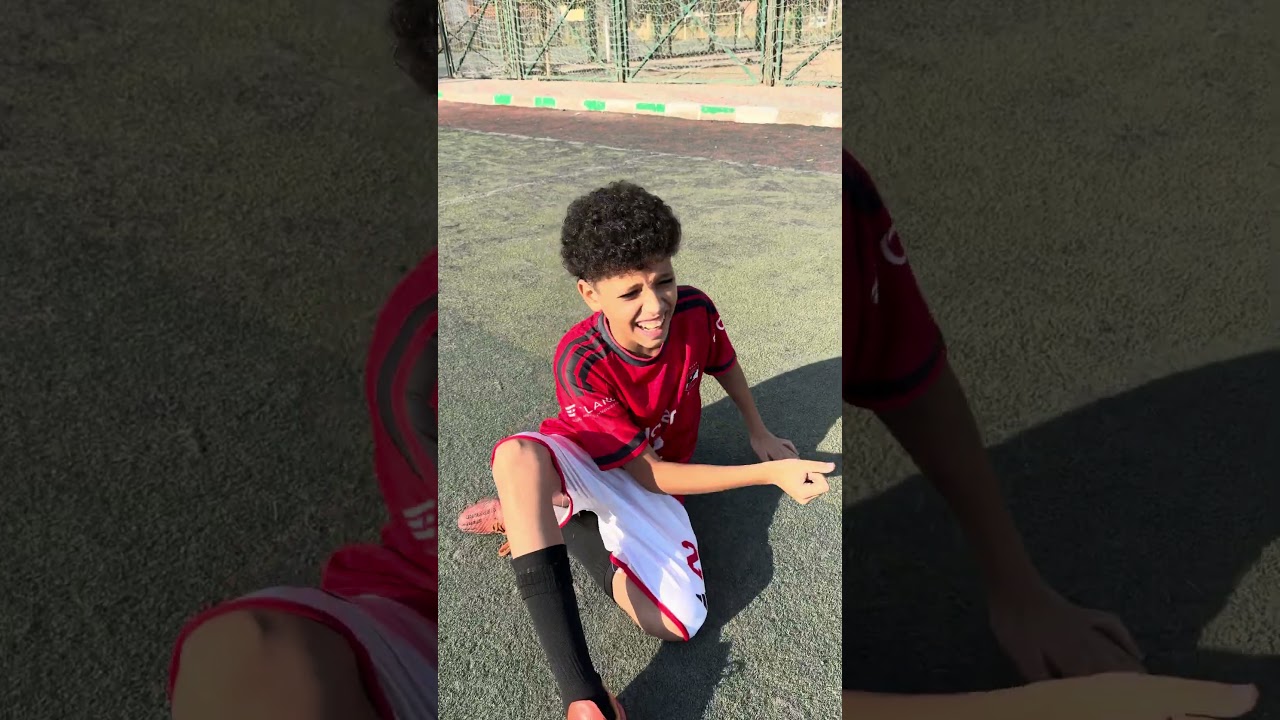 ‏البنت تيجي الملعب لا اخوها لاعب كرة القدم في آخر دقيقة من الماتش