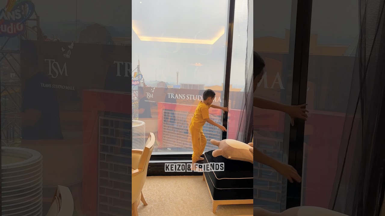 Hah Keizo mau buka kaca jendela hotel emang bisa⁉️