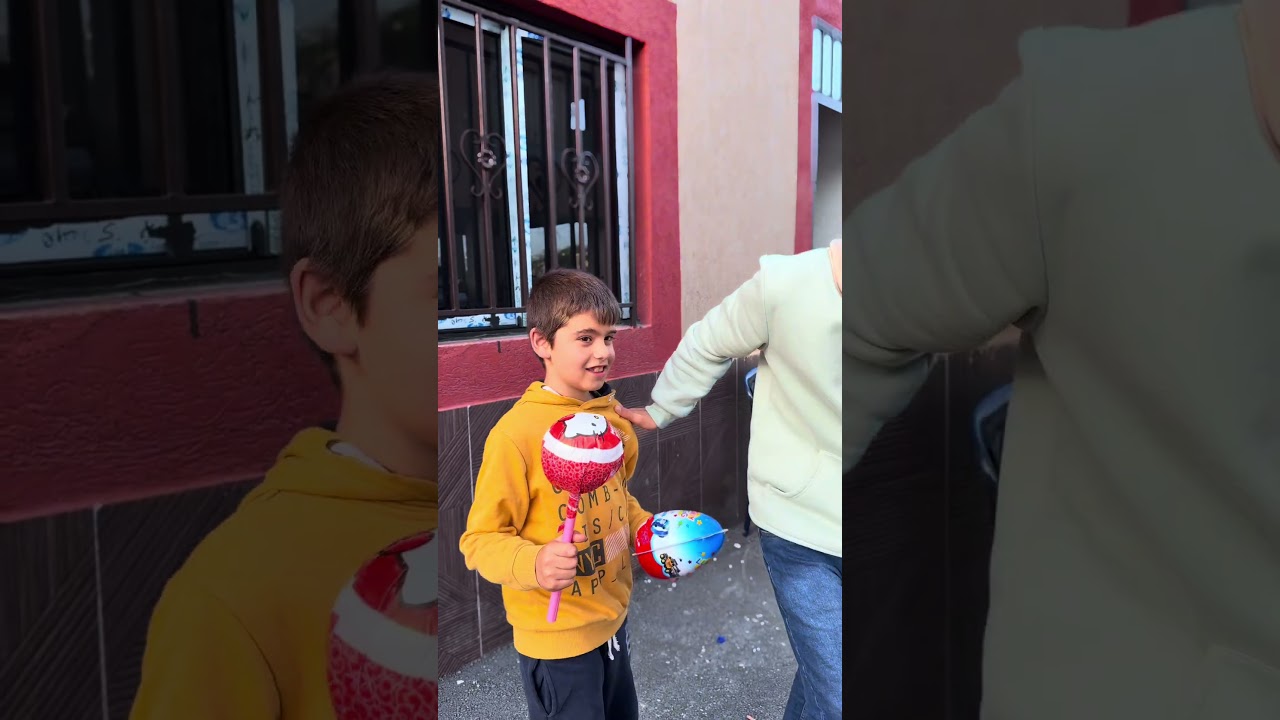 اعطيني ياها زعلت البنت الصغيرة 😭