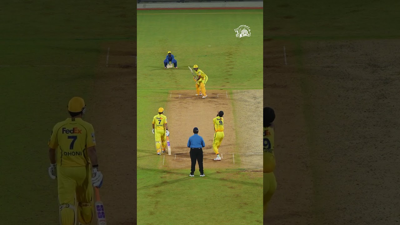 💪 Ghosh on the first ball 💪 Gurjapneet on the second ball 👏 from Mahi! #WhistlePodu #Yellove