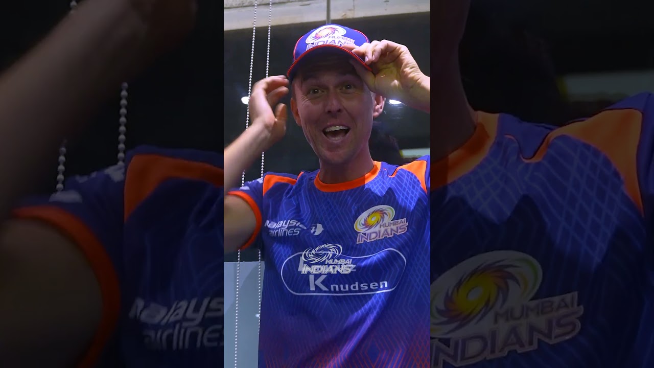 THE Boys can't be serious for a minute 😂Welcome home, Shardul! 🫂#MumbaiIndians #OneFamily #TATAIPL