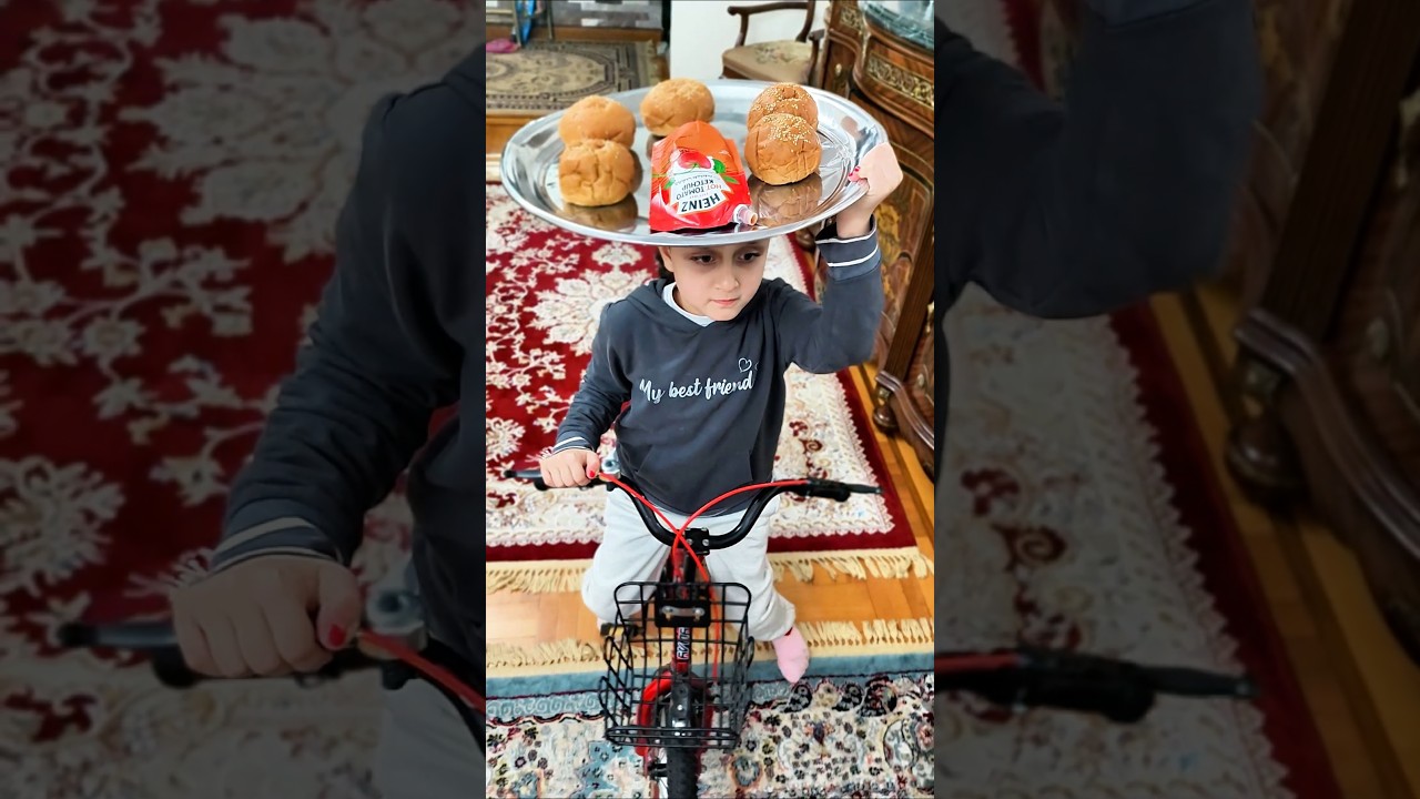 شاركت خبزها مع الأم العجوز.. وما حدث بعدها أبكى الجميع! 😭 #Shorts"