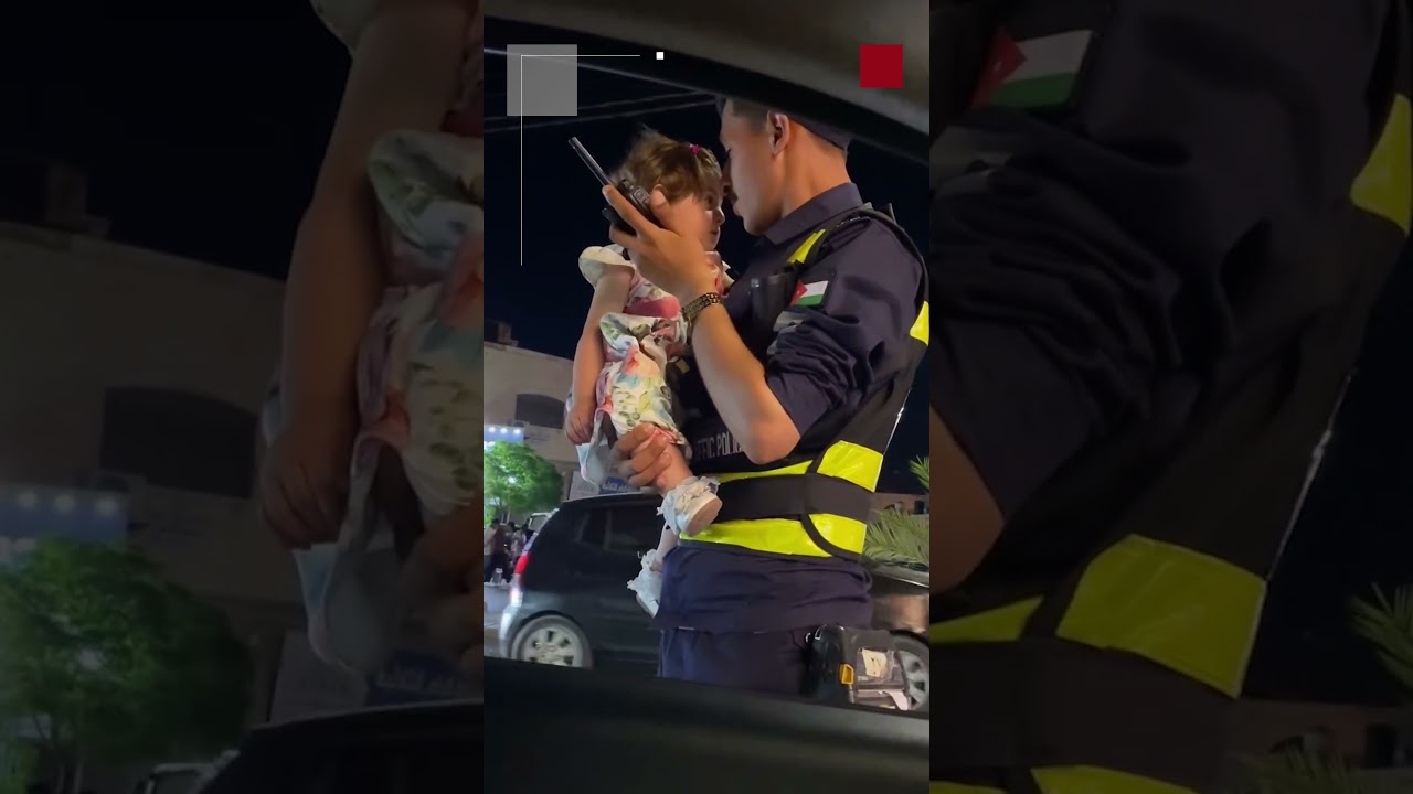 شاهد | عفوية شرطي سير مع طفلة في أحد شوارع الأردن