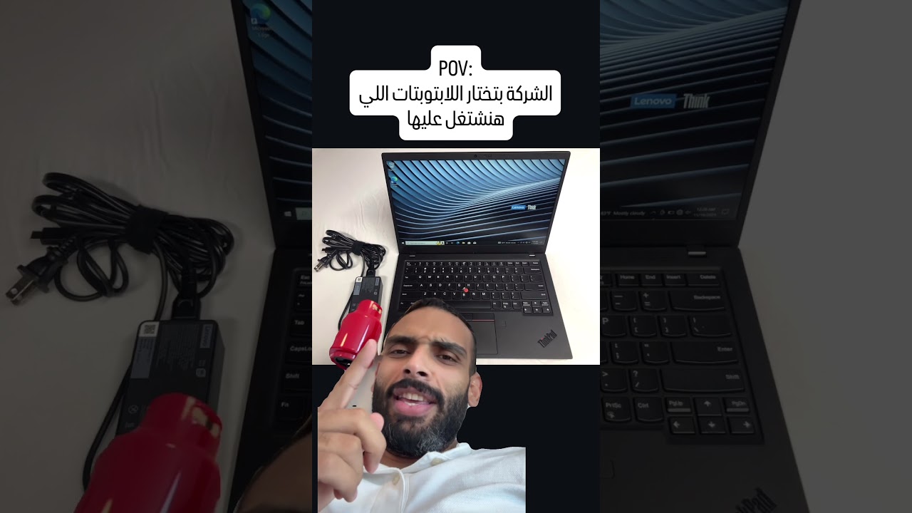 صاحب الشركة وهو بيختار اللابتوبات