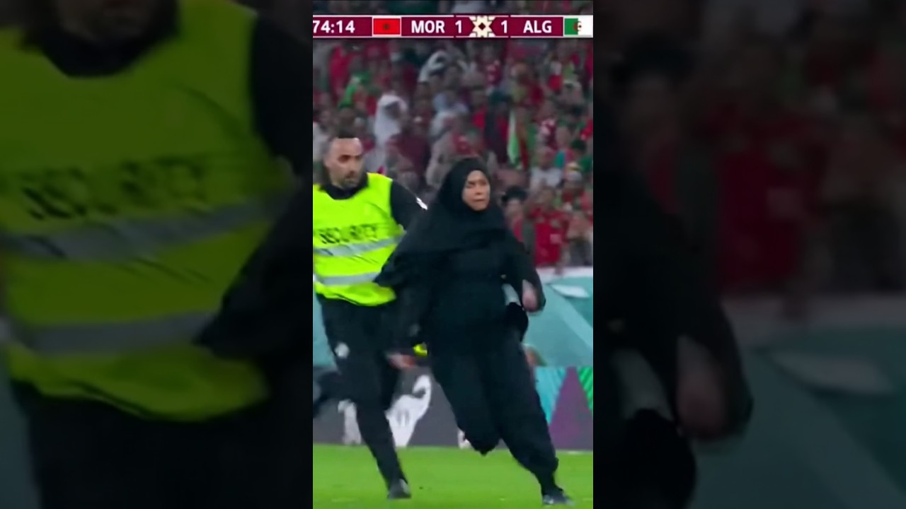 لقطة الموسم  مشجعة محجبة تقتحم مباراة