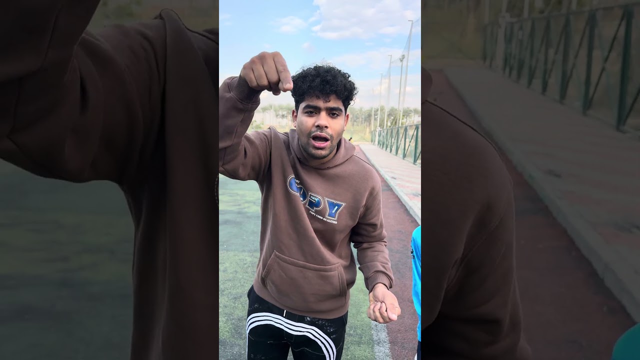 ‏مين لاعب الكورة اللي يعرف اللي أنا ماسكة في إيدي ده داخل ملعب كرة القدم