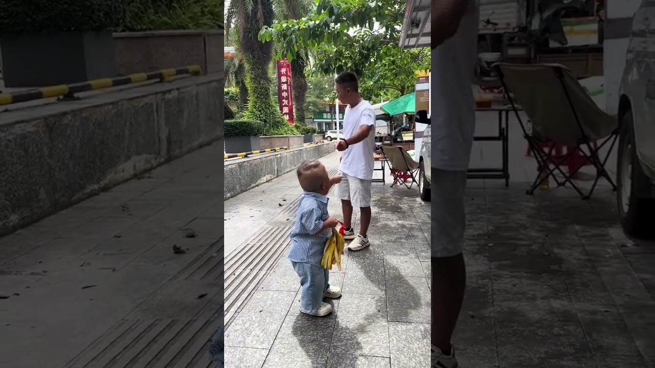Where did my banana go? #Funnyvideo #Laugh #Funny #Dwarf #99cm