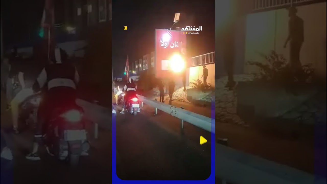 إحراق لافتة "لبنان أولًا" على طريق المطار في بيروت