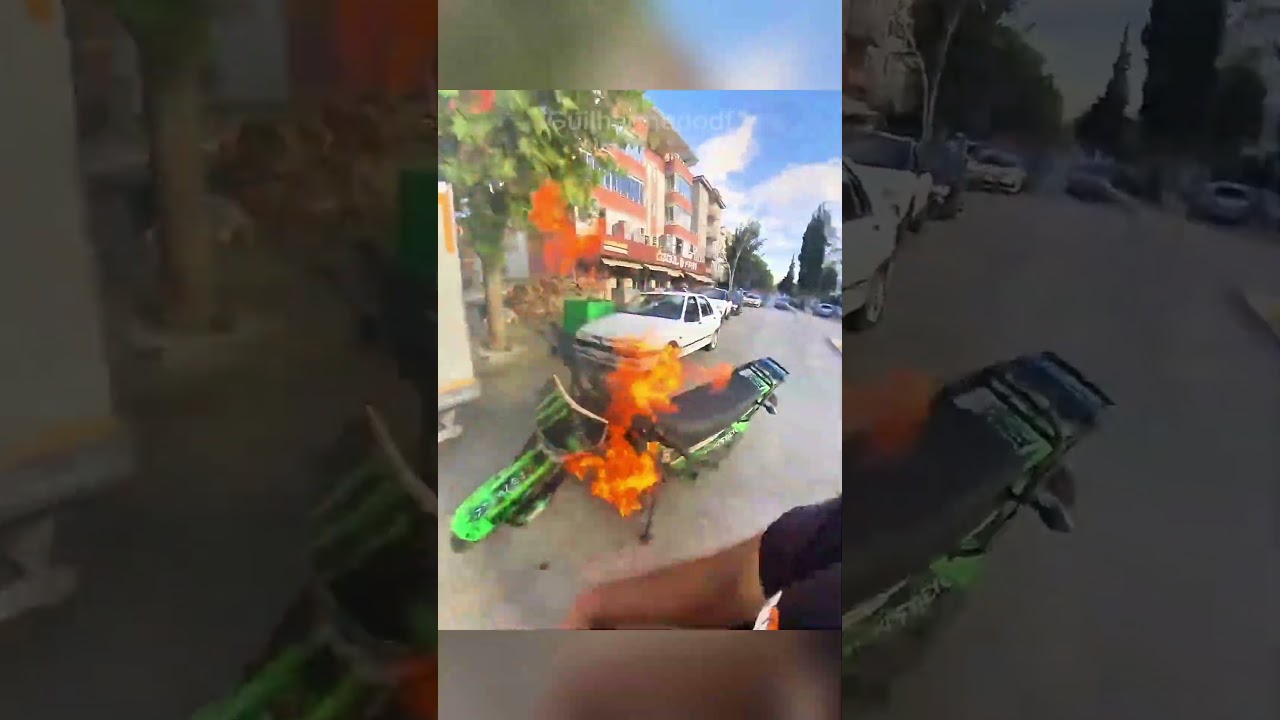 O Desespero Desse Cara Ao Ver Sua Moto Queimando É Surreal.