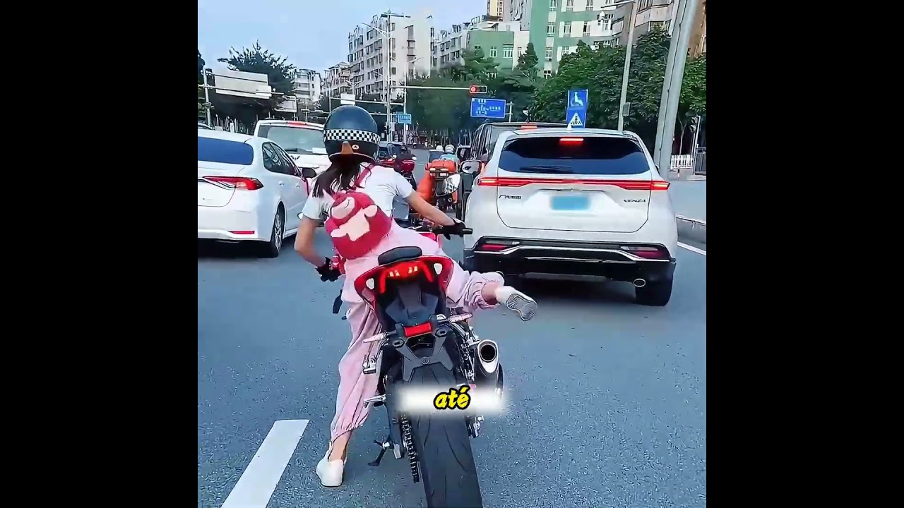Olhando para a nova moto estilosa, ela ficou extremamente animada.