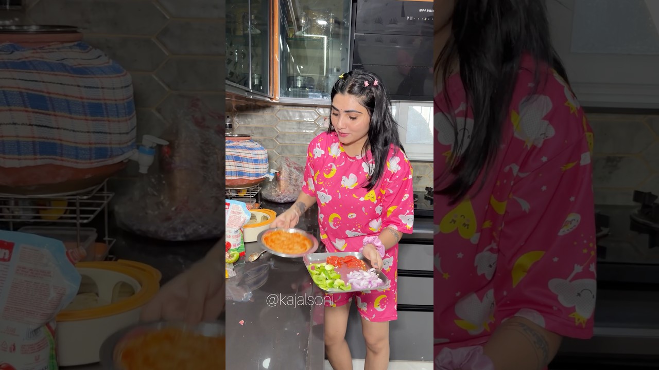 मैंने रोटी का पिज़्ज़ा बनाया🍕😋#youtubeshorts #shorts #kajalsoni #comedyshorts @K@Kajalsoni_vlogs