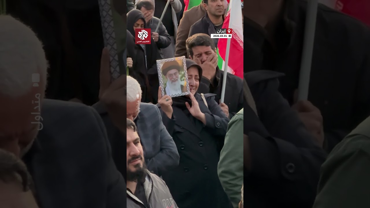 بكاء وهتافات مواطنين إيرانين يحملون صور المرشد الأعلى على خامنئي في تجمع بساحة الثورة في طهران