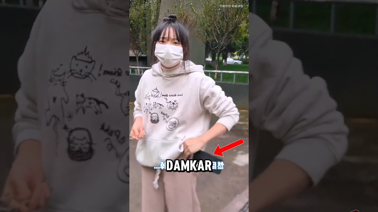 Hpnya jatuh keselokan, untung ada Emon si penyelamat 🥺