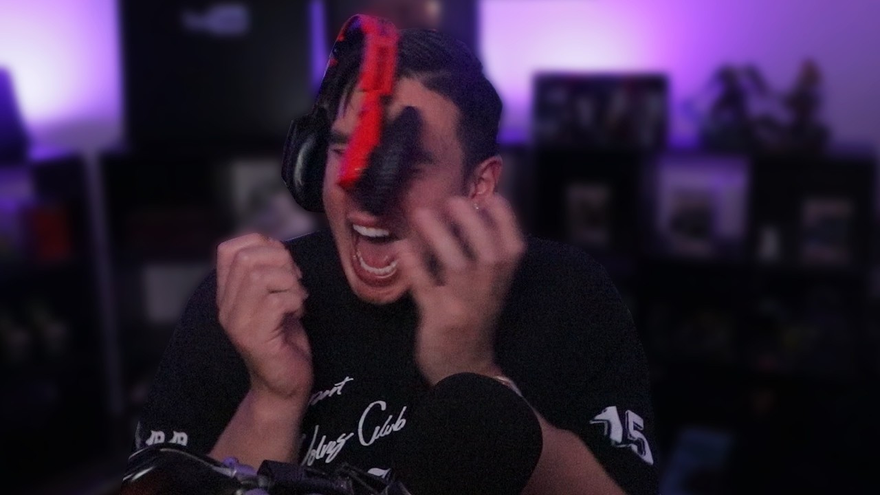 This Jumpscared the headphones off me (yeah im embarrassed) 