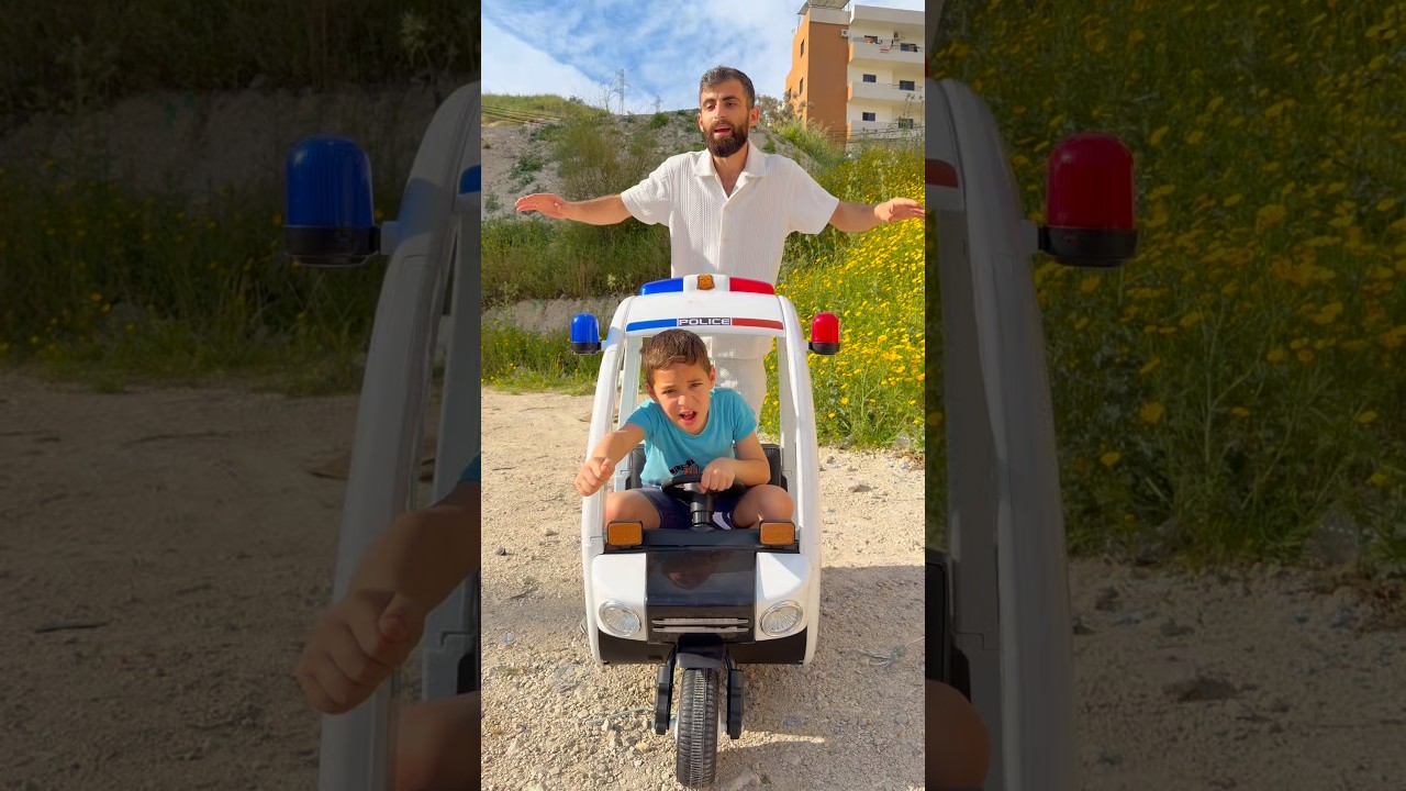 طفلة صغيرة صنعت من الكرتون سيارة لعبة