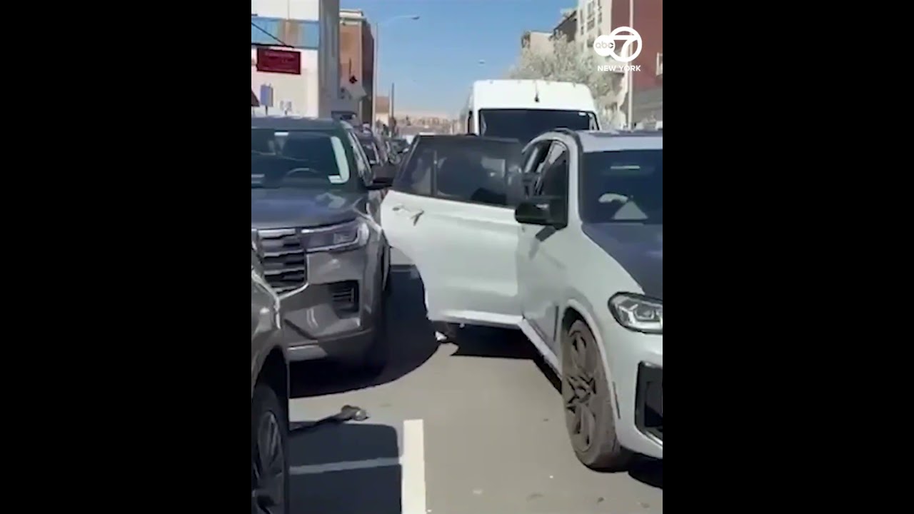 Jewelry store owners fight back after robbers smash through front window