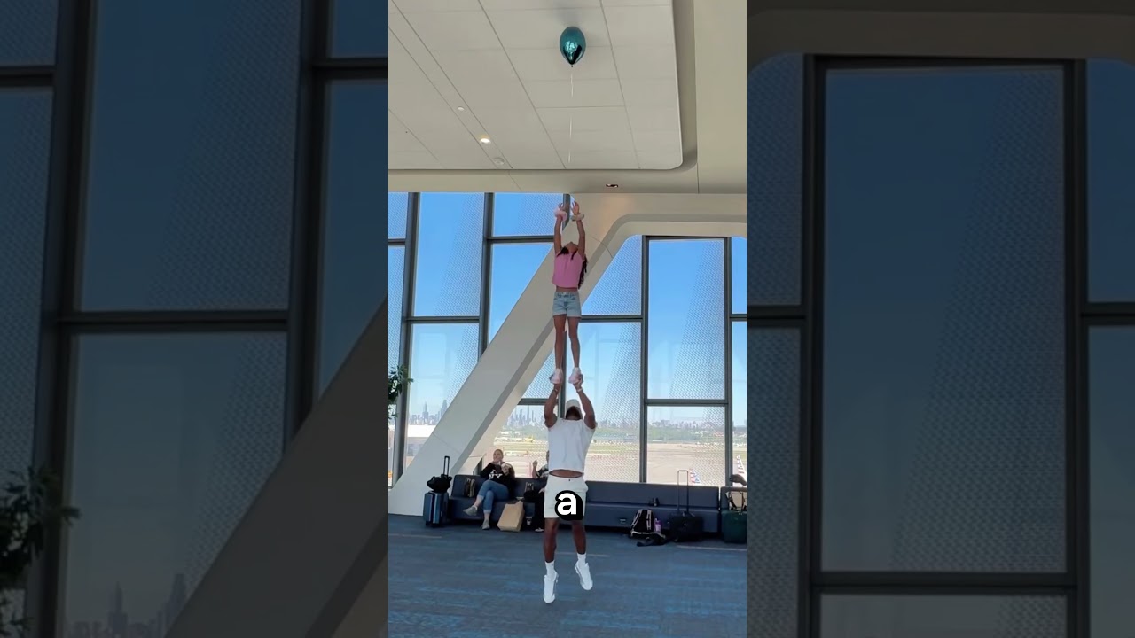 Ele achou que tinha um balão preso no teto!!